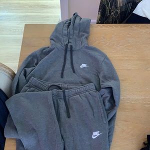 Men’s Nike sweatshirt and sweatpants